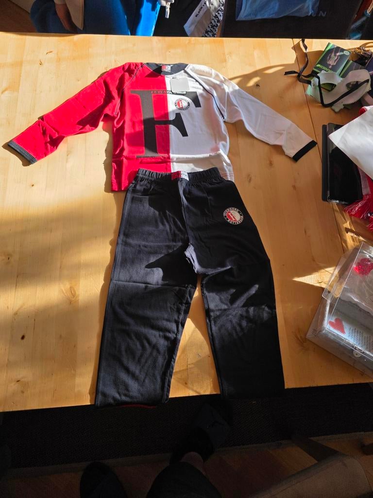 Nieuw Feyenoord kinderpak maat 104, S, Jongen of Meisje, Nieuw, Ophalen of Verzenden