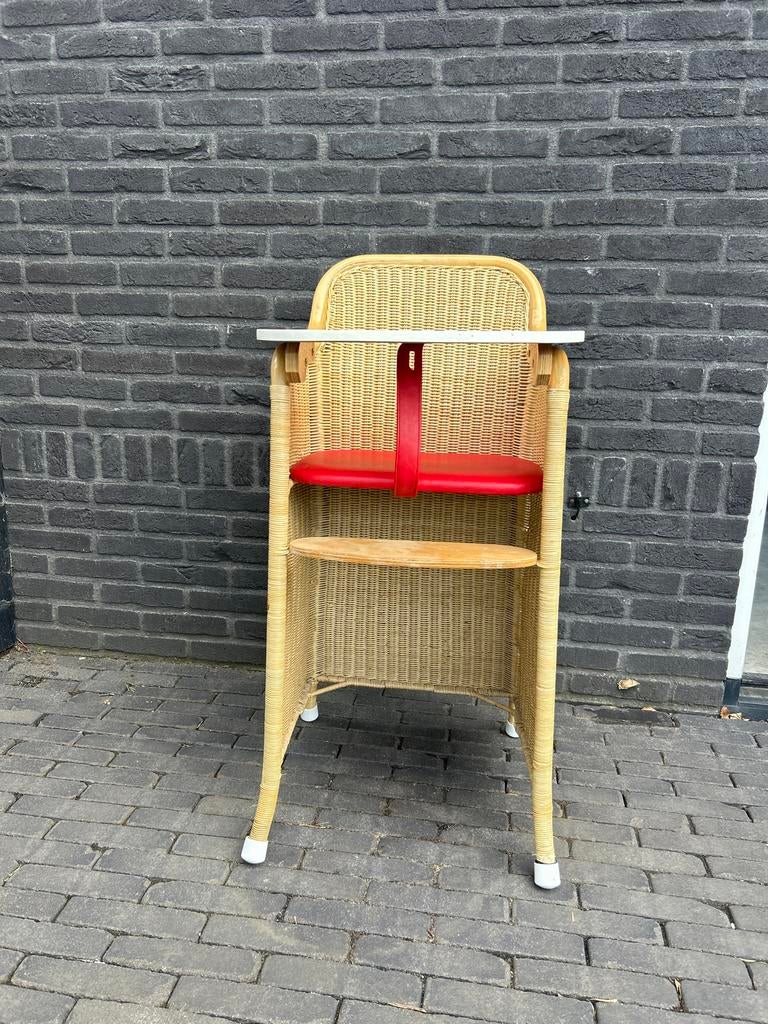 Vintage rotan kinderstoel met rood zitje, Ophalen, Gebruikt, Overige typen, Afneembaar eetblad