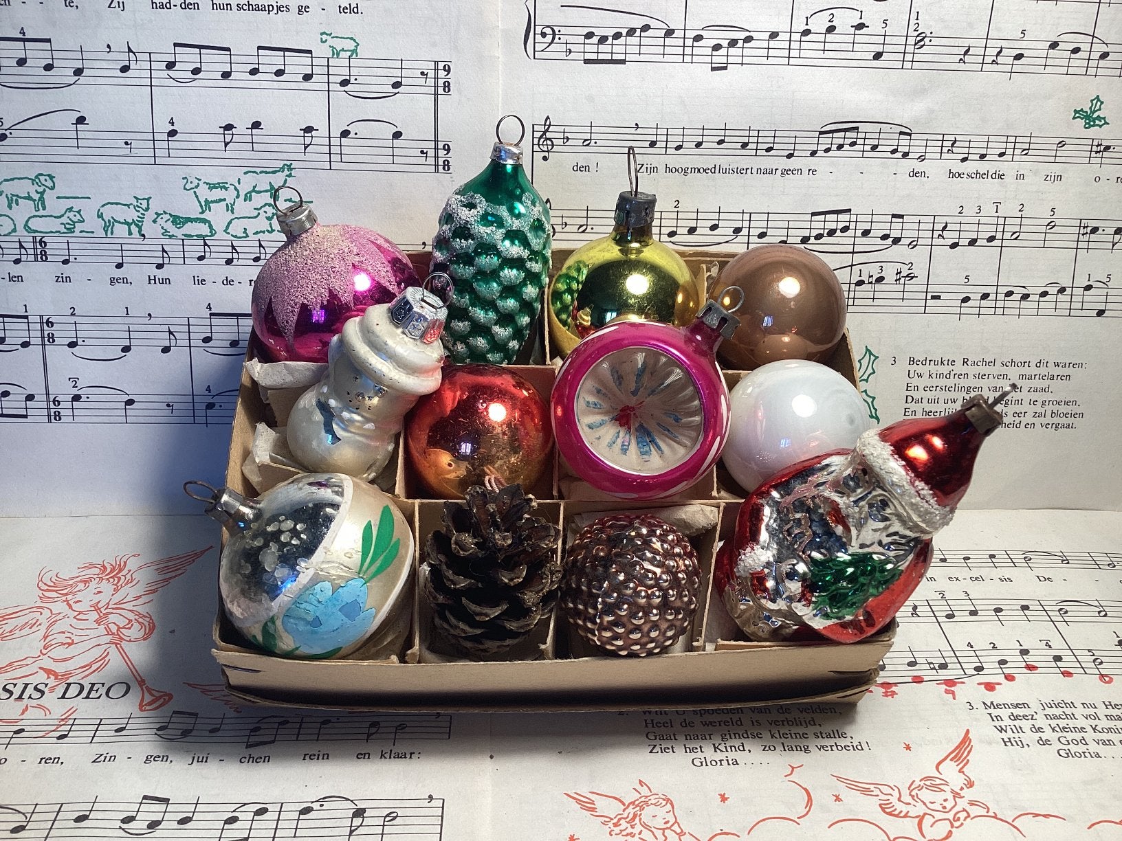 12 stuks gekleurde kerstbalfiguren 4-6 cm, Ophalen of Verzenden, Gebruikt