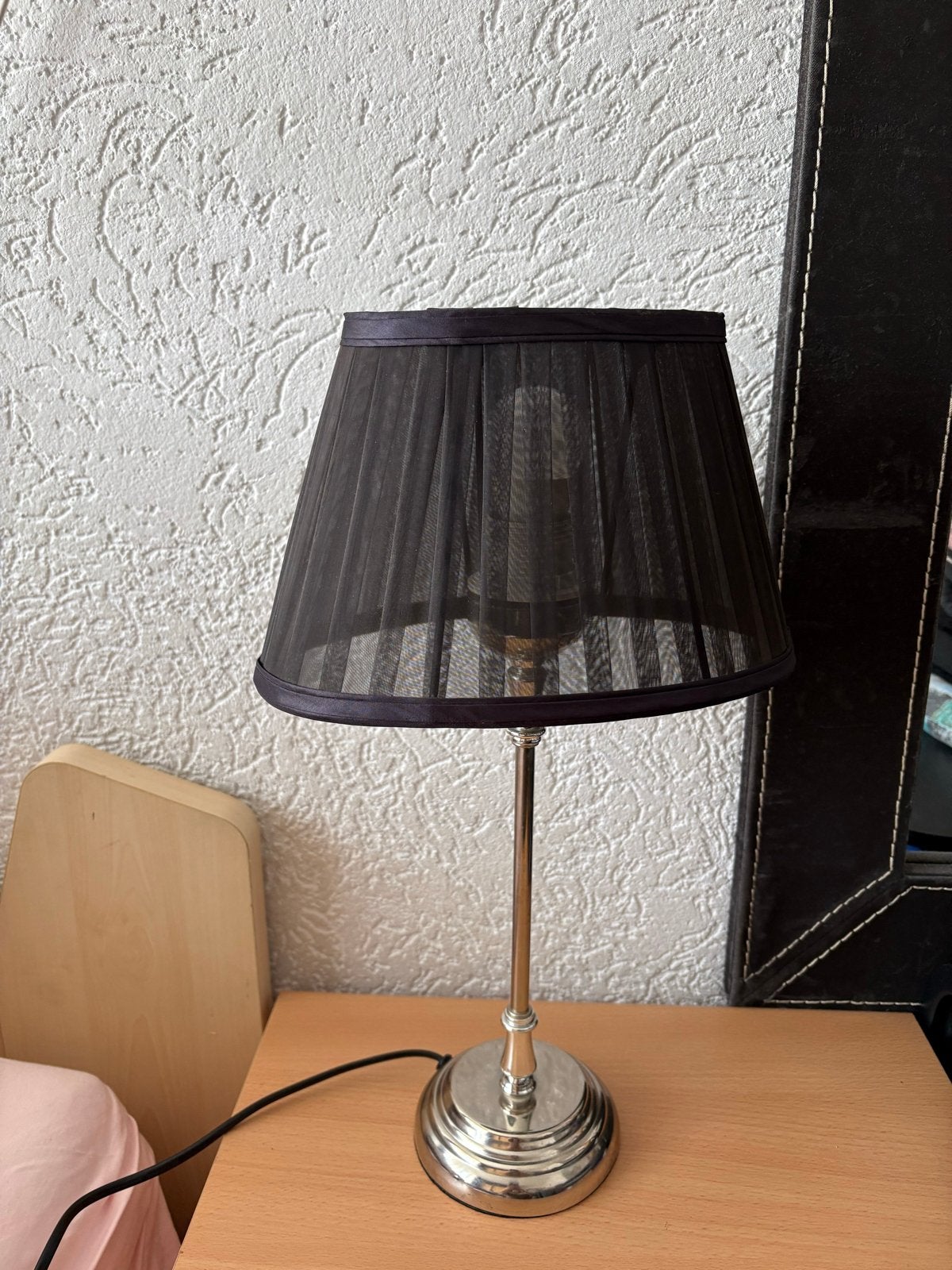Elegante tafellamp met zwarte kap, Ophalen of Verzenden, Zo goed als nieuw, Metaal