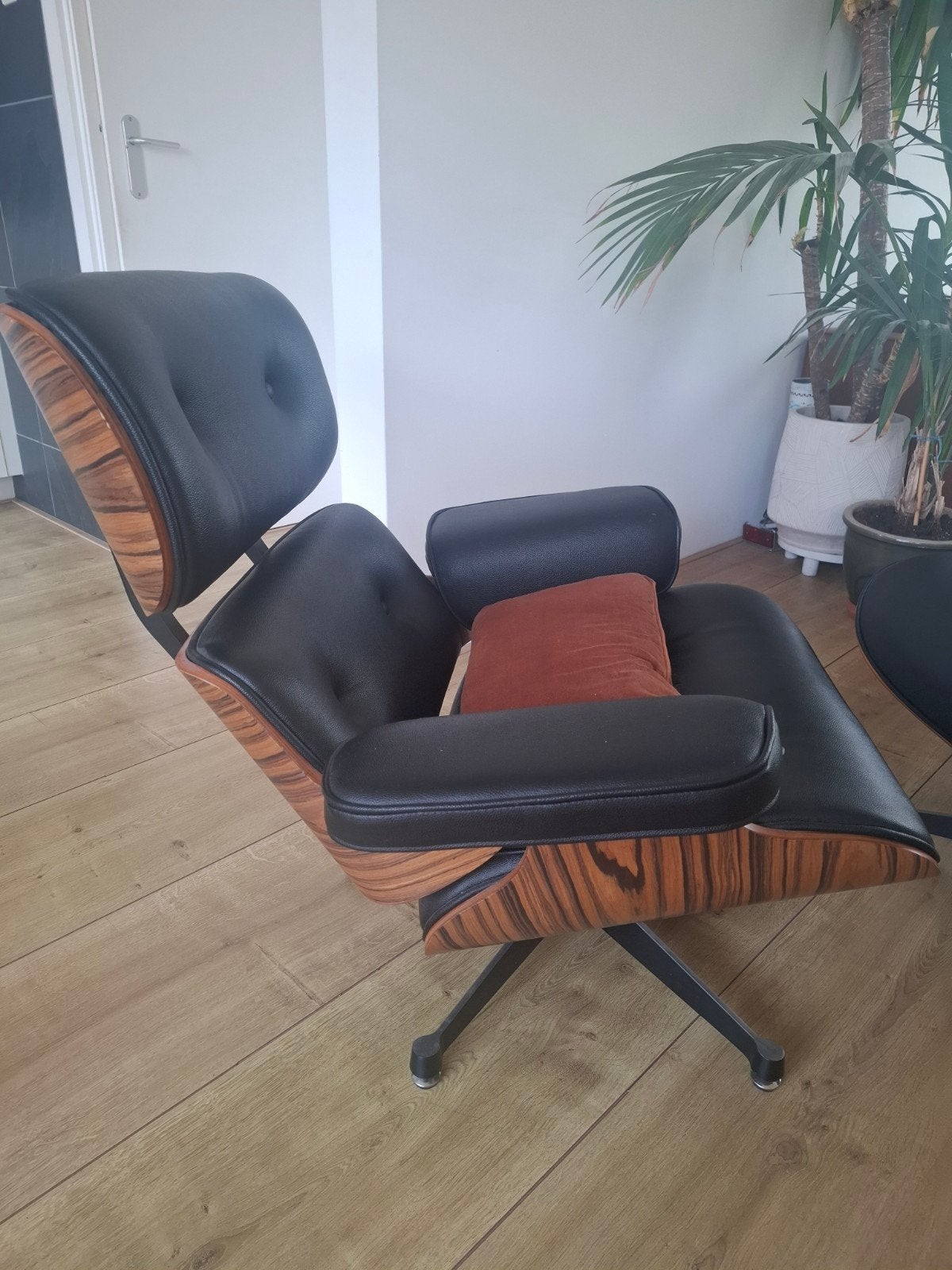 Replica Eames Lounge Chair met Ottoman - Beschadigd, Huis en Inrichting, Ophalen, Gebruikt, Overige materialen, Modern, Design, Replica