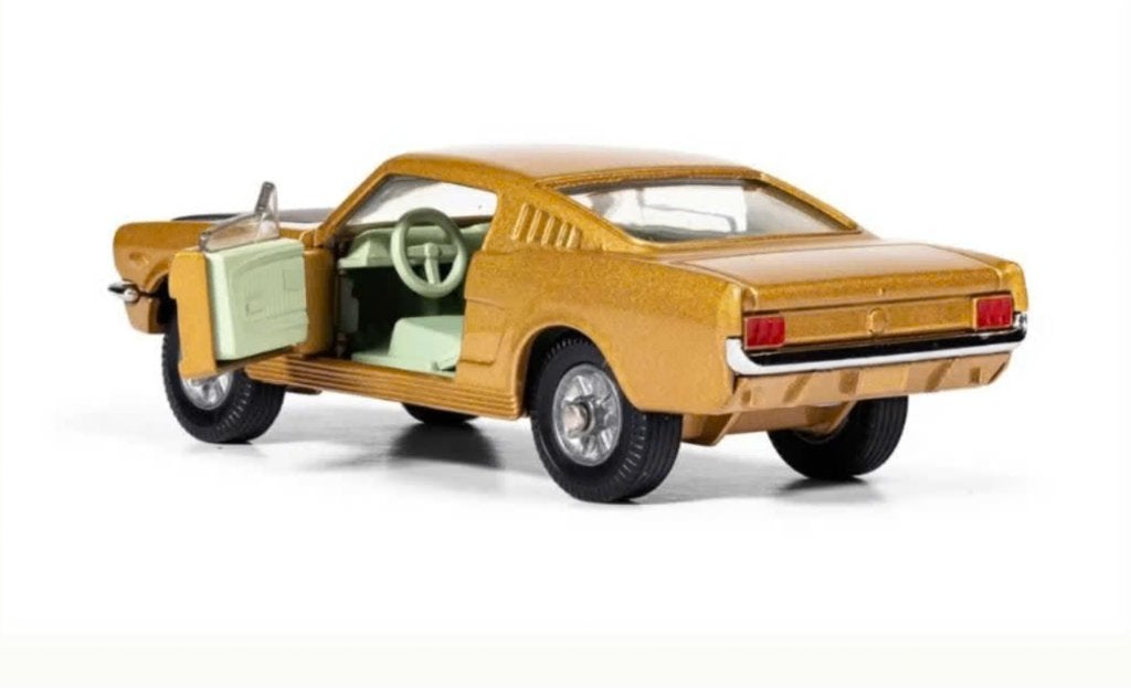 Ford Mustang Fastback 2 + 2 Goud / Zwart Corgi NEW 1/46 R320, Verzenden, Nieuw, Auto, Corgi
