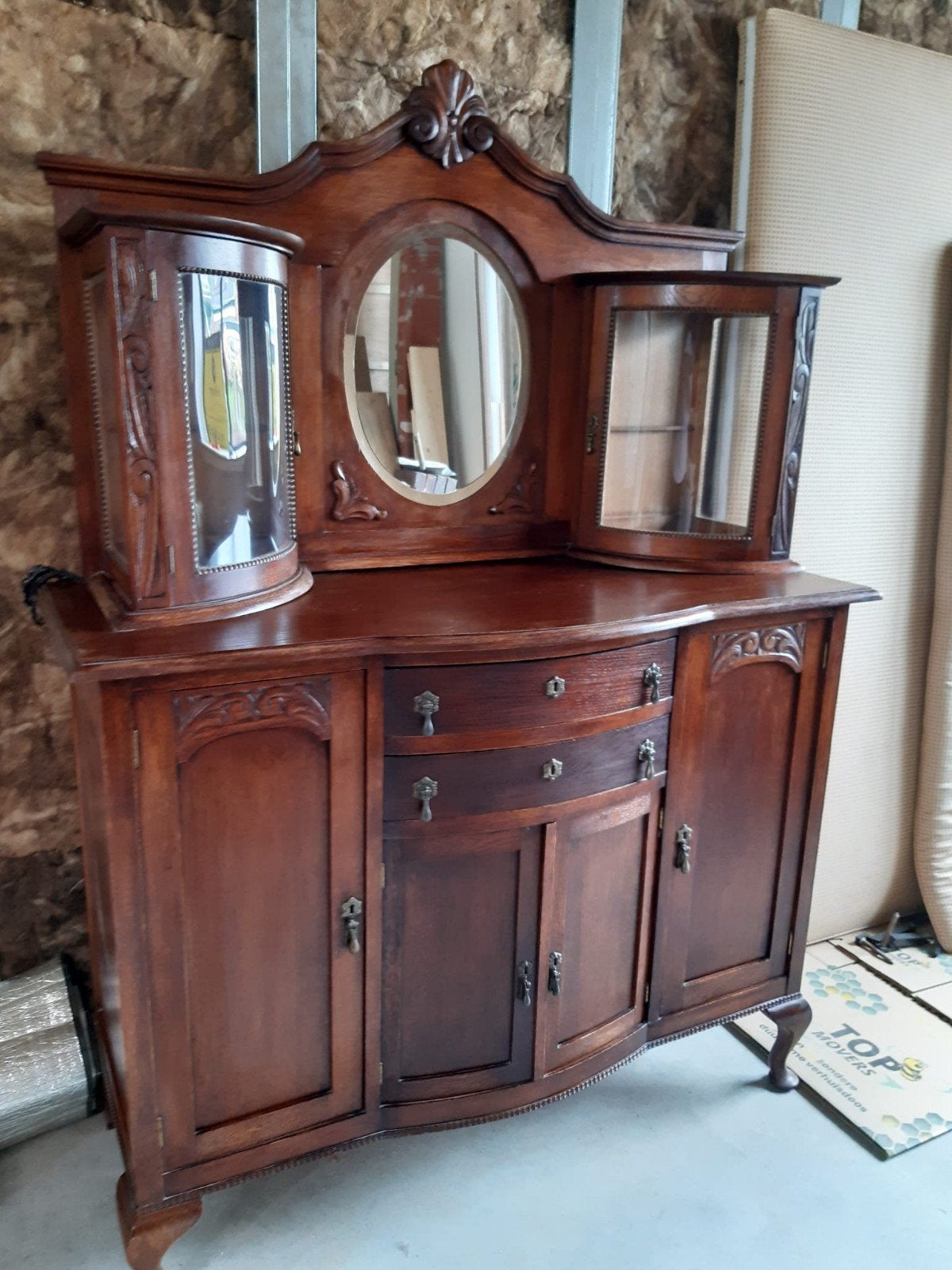 Antiek dressoir met spiegel en vitrinekasten, Ophalen