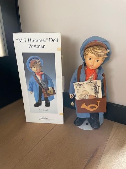 Postbode op standaard, Hummel Goebel (in doos/h: 39,4 cm), Ophalen of Verzenden, Gebruikt, Hummel