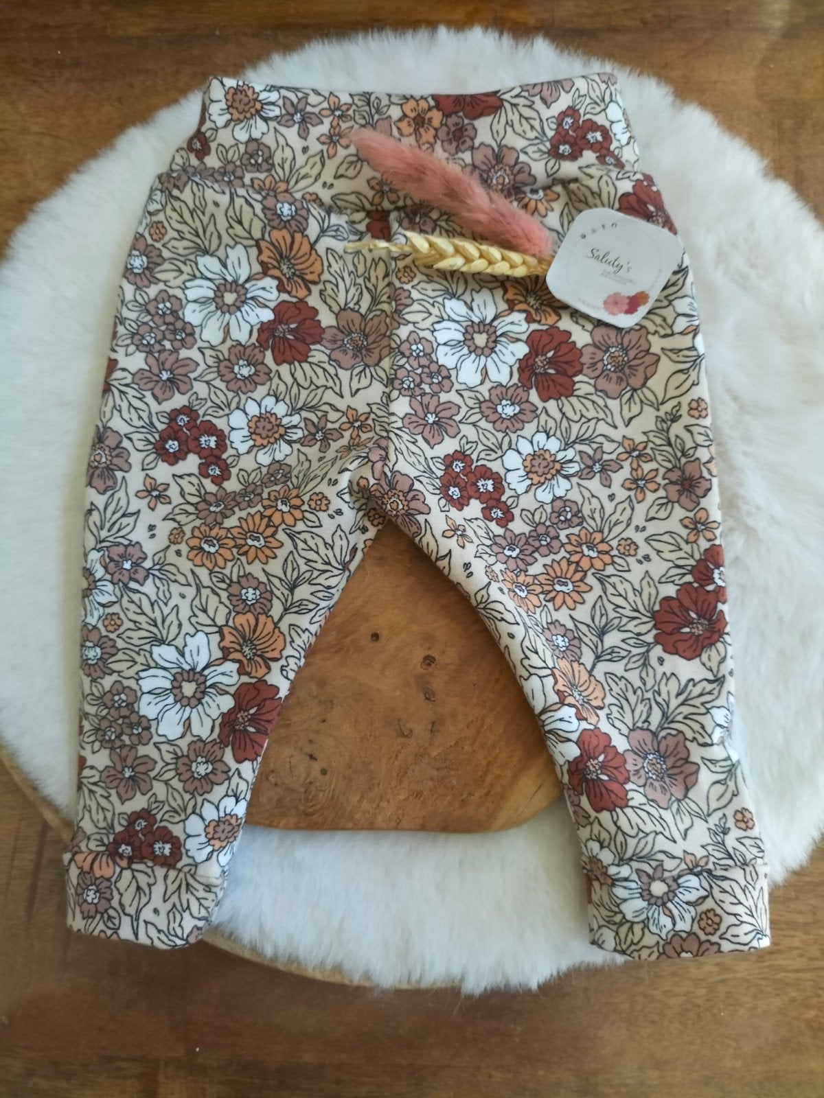 Nieuw handgemaakt • Babybroekje bloem 50/56, Kinderen en Baby's, Broekje, Nieuw, Ophalen of Verzenden, Info@salutys.nl