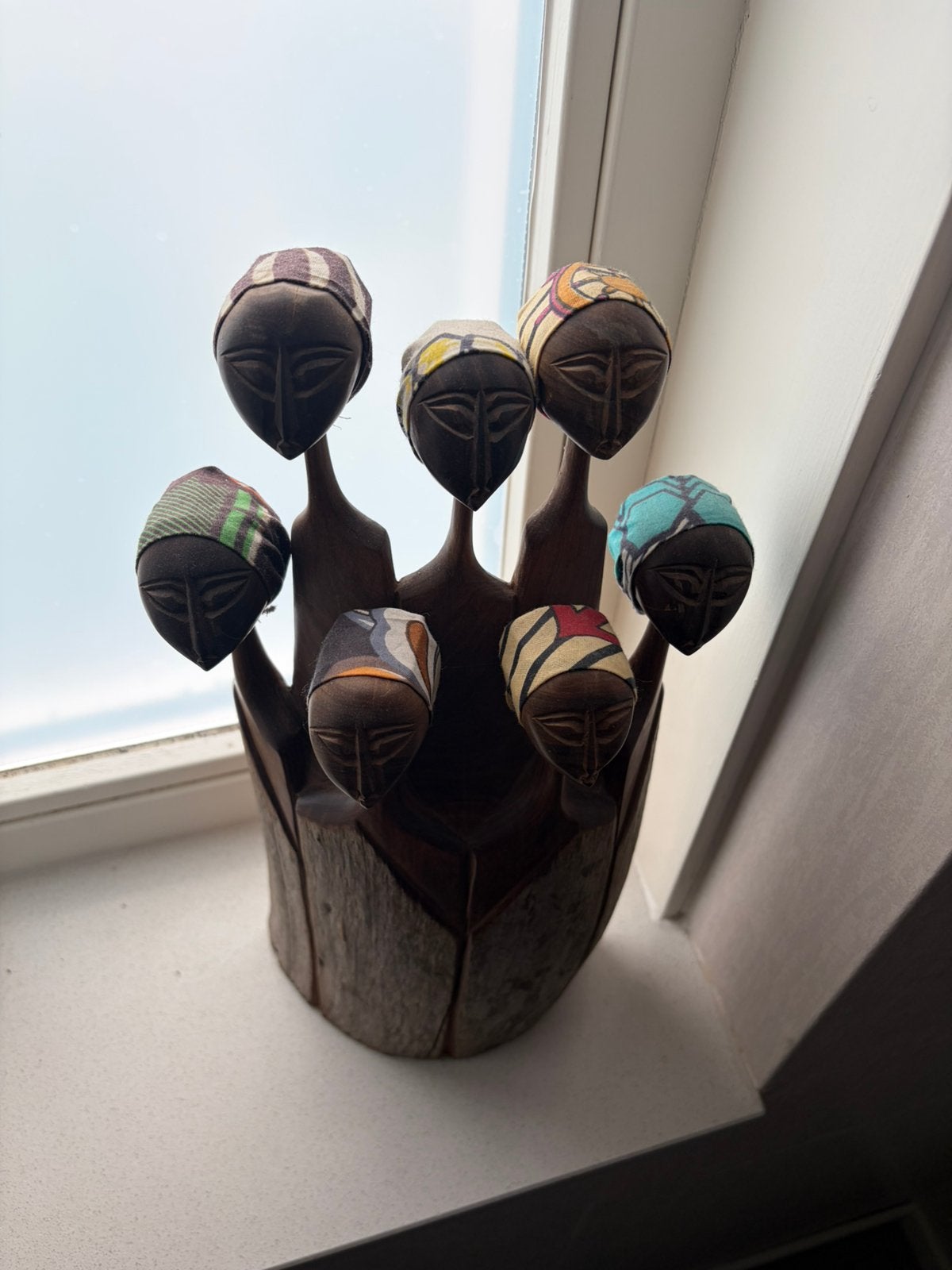 Houten sculptuur met 7 hoofden - Afrikaanse kunst, Ophalen, Groep mensen, Handgemaakt, 20 - 50 cm