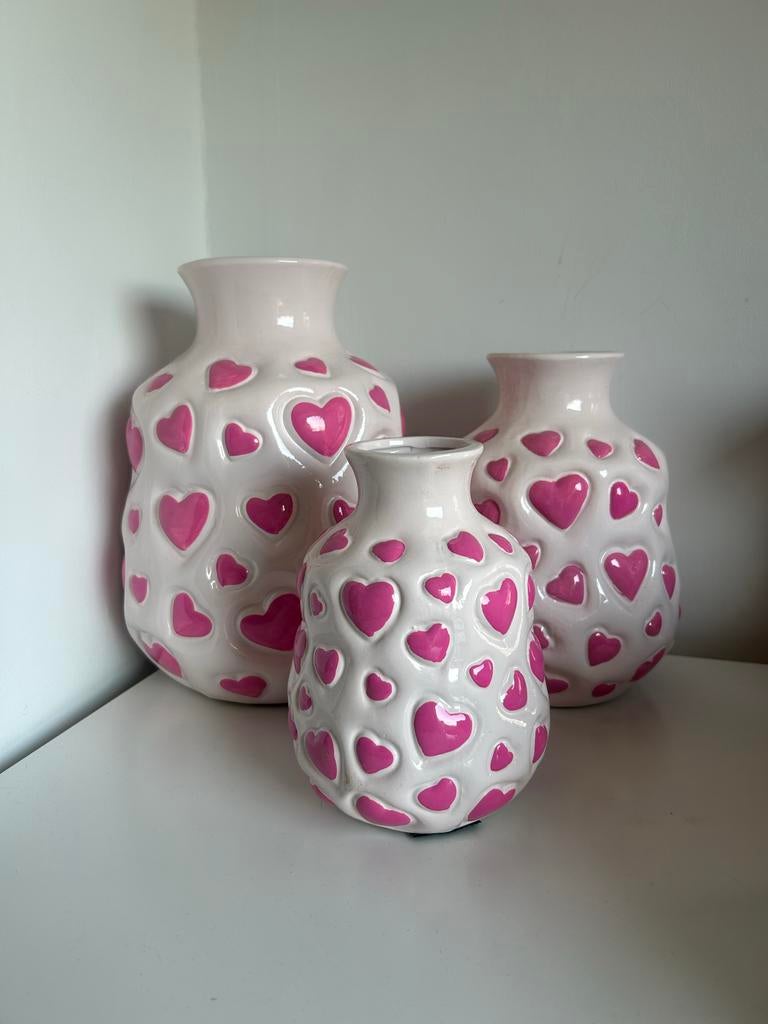 Set van 3 roze hartjes vazen grote vaas, Huis en Inrichting, Woonaccessoires | Vazen, Overige kleuren, 50 tot 75 cm, Aardewerk of Porselein