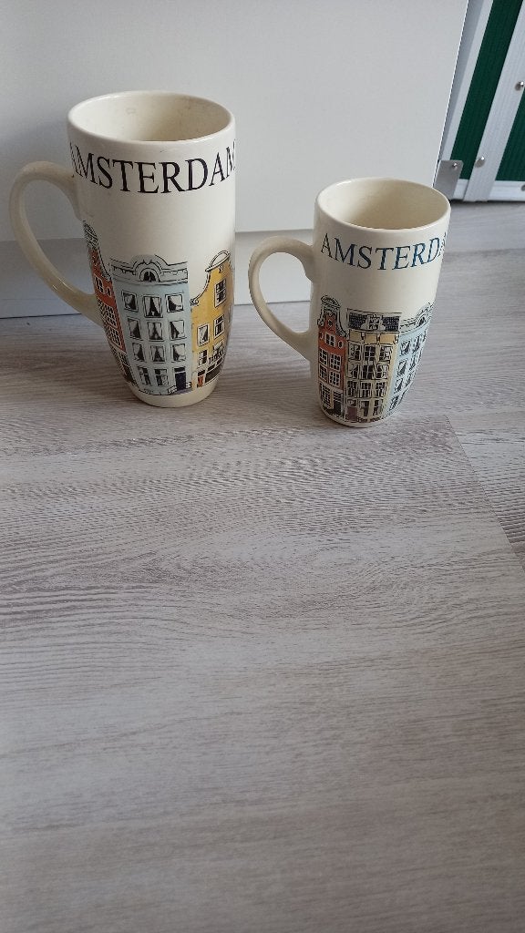 Set van 2 Amsterdam mokken - Handgedecoreerd, Verzamelen, Overige Verzamelen, Ophalen of Verzenden, Zo goed als nieuw