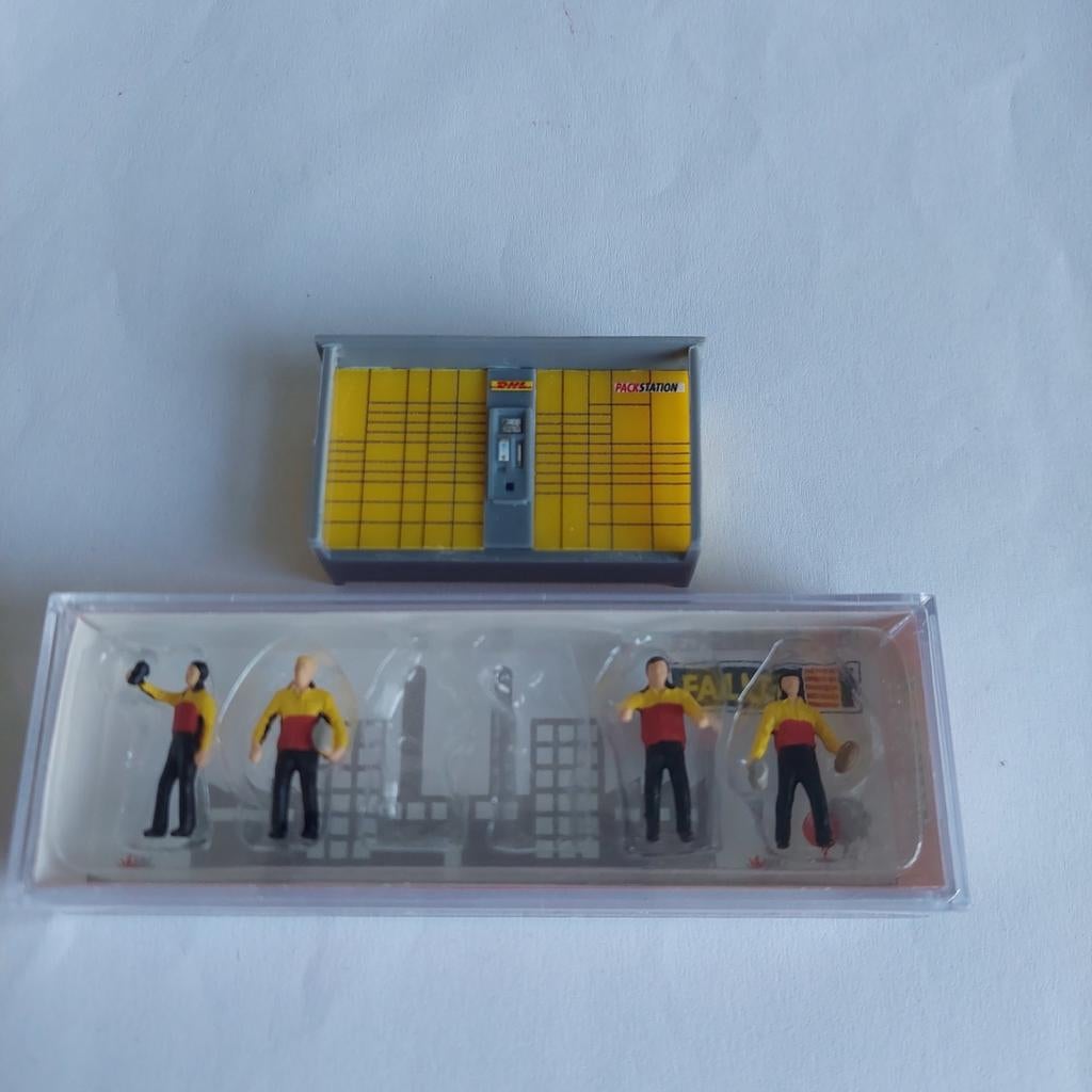 Faller DHL Pakketstation met 4 DHL bezorgers (nieuw), Ophalen of Verzenden, Nieuw, 1:50 of kleiner, Diorama