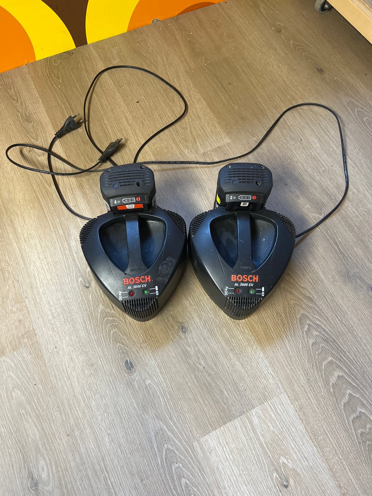 2 Bosch 36V grasmaaier accu's met 2 laders, Ophalen of Verzenden, Gebruikt