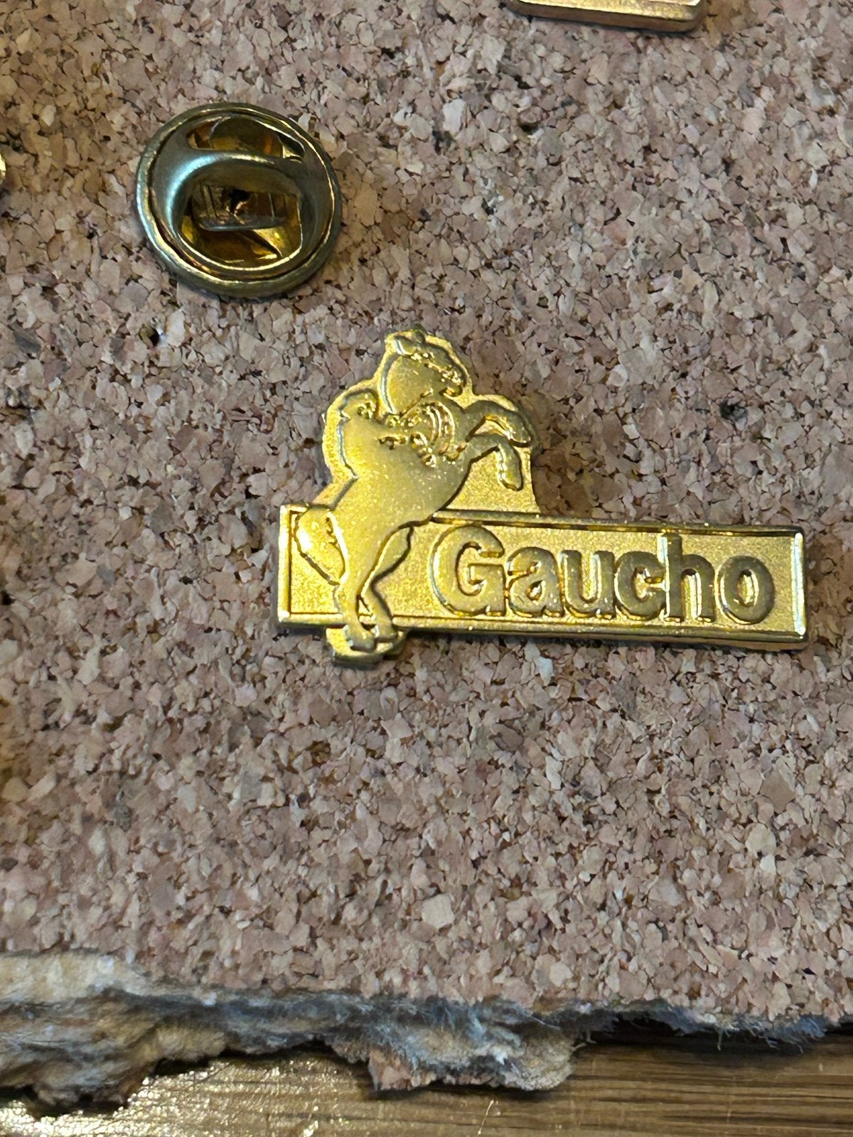 Gouden Gaucho pin met paard, Ophalen of Verzenden, Gebruikt, Dier of Natuur, Speldje of Pin