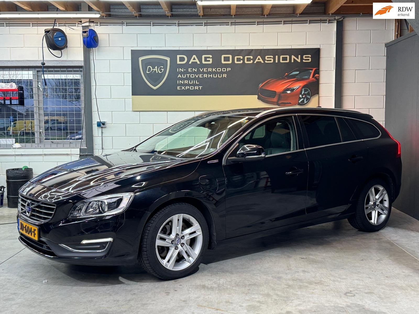Volvo V60 2.4 D6 Twin Engine 4x4|CAMERA|DEALER|LEER, Auto's, Volvo, Automaat, Zwart, Vierwielaandrijving, 1880 kg