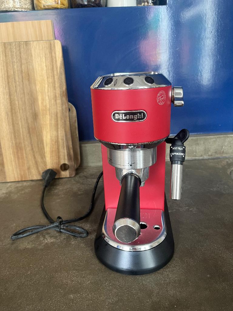 Delonghi dedicatie style EC 685R met melkopschuimer, Ophalen, Espresso apparaat, Koffiebonen, Zo goed als nieuw