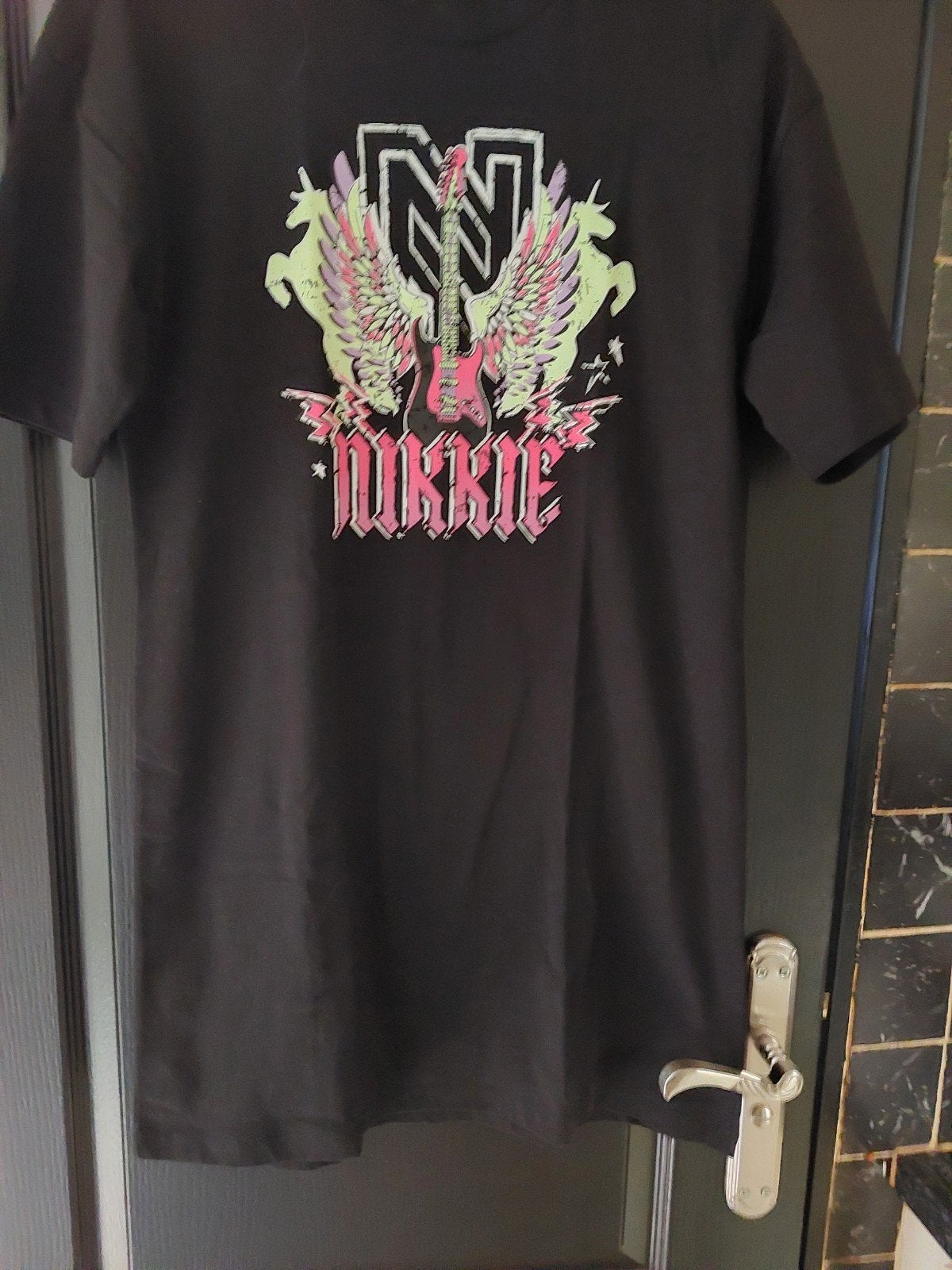 Nikkie zwarte jurk met opdruk - Maat 32 (XS), Verzenden, Zwart, Zo goed als nieuw, Nikkie