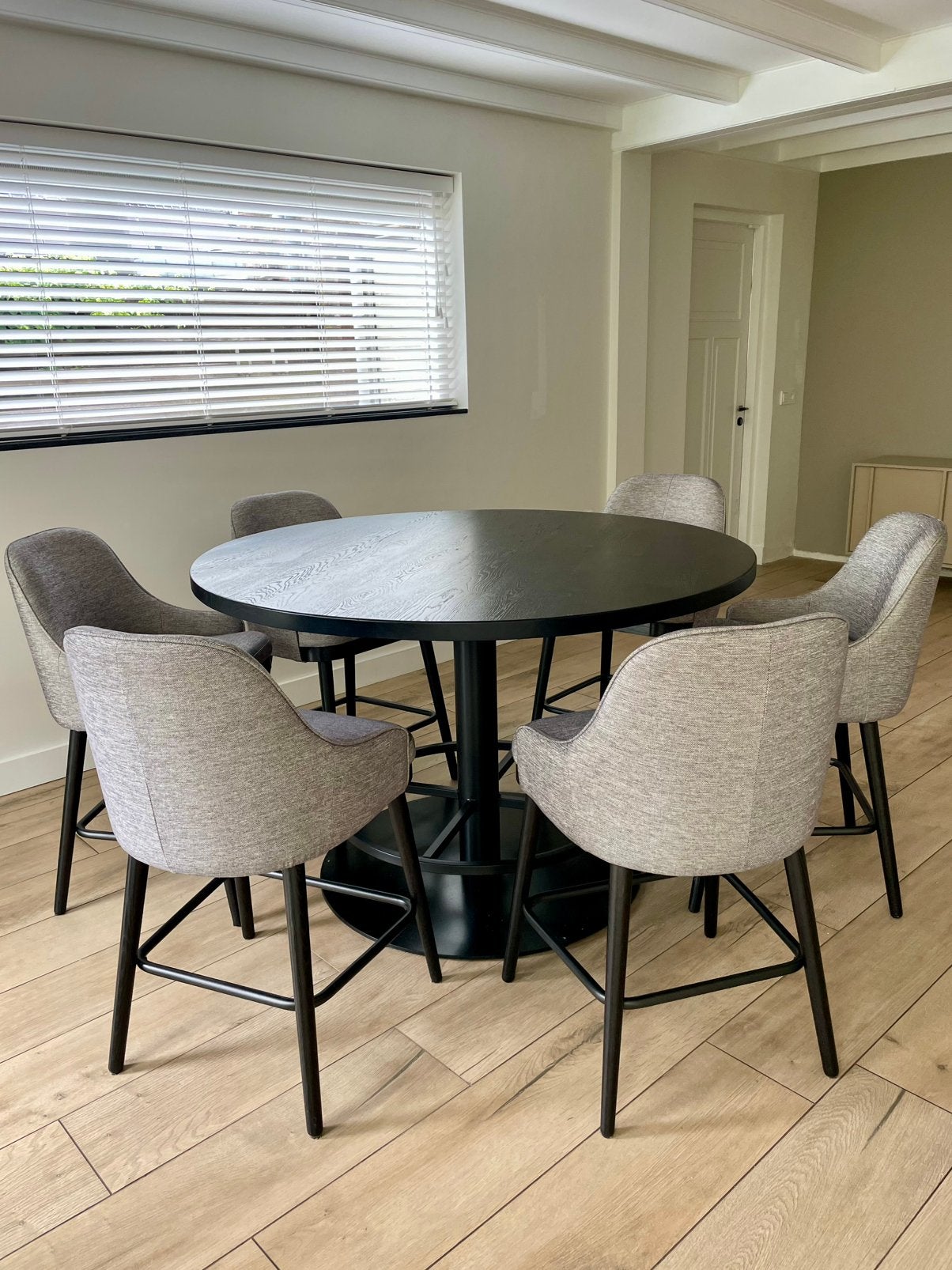 Zwarte ronde tafel (140 cm) met zes bijpassende stoelen, Huis en Inrichting, Ophalen, 100 tot 150 cm, Rond, 200 cm of meer