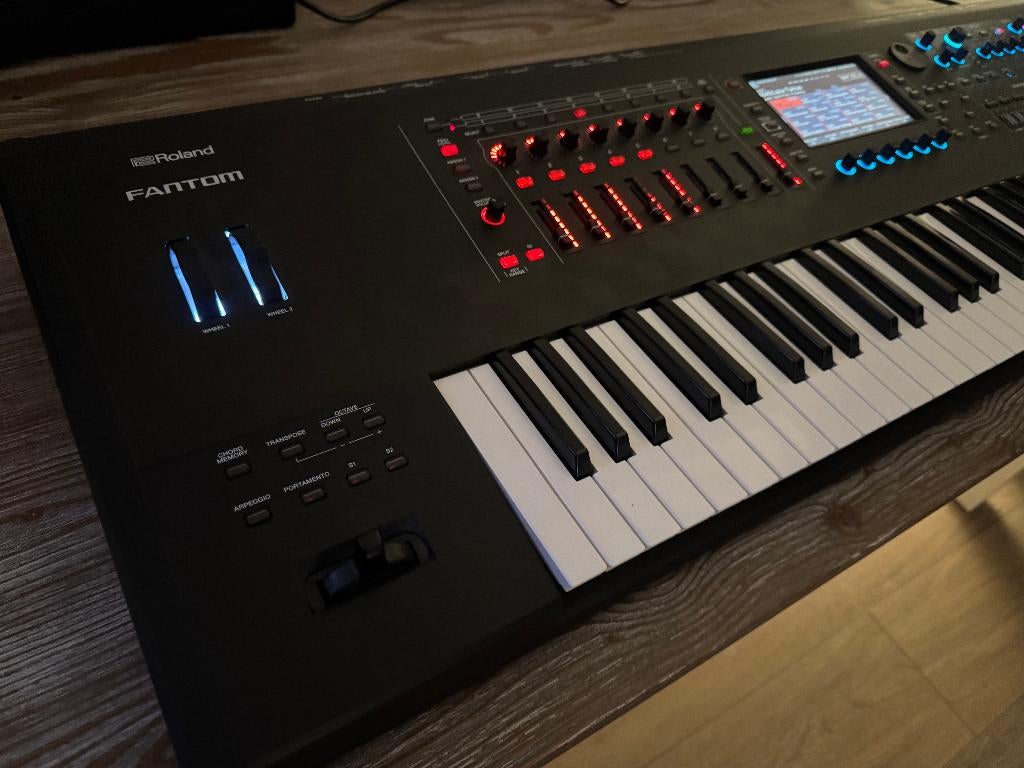 Roland Fantom 7 (EX upgrade) + Gator hardcase – nette staat, Ophalen, Met midi-aansluiting, Roland, Zo goed als nieuw