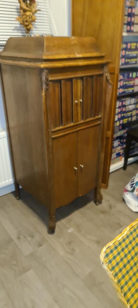 Antieke pathefoon met platen, Ophalen