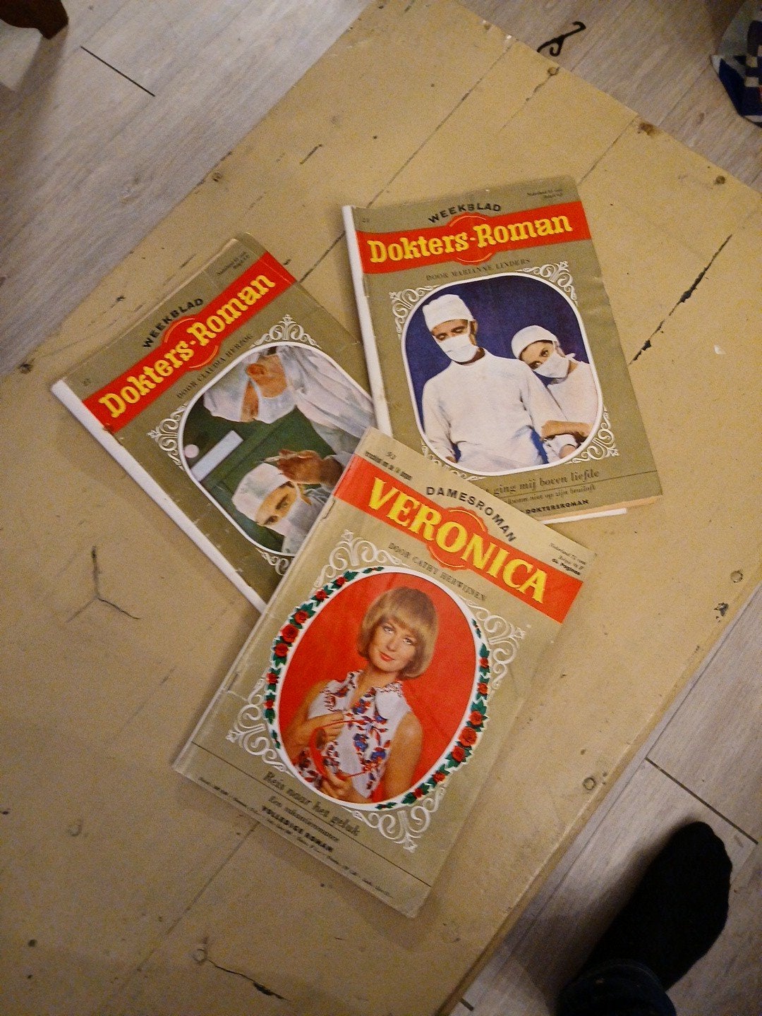 Vintage Dokters-Roman en Veronica Damesroman (3 stuks), Ophalen of Verzenden, Gelezen, Diverse auteurs, Nederland