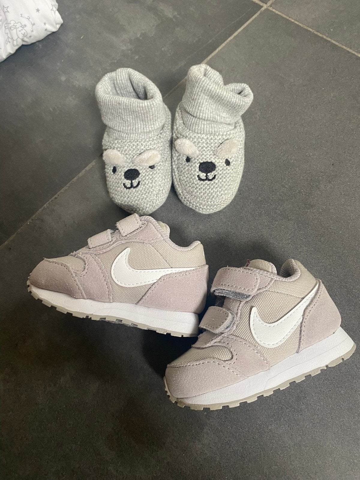 Nike MD runner maat 19,5 nieuwstaat grijs, Ophalen of Verzenden, Zo goed als nieuw, Jongetje of Meisje, Slofjes