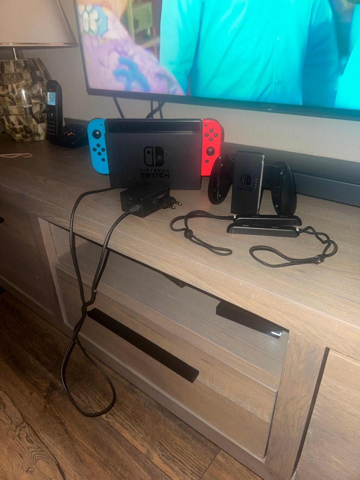 Nintendo Switch Neon Rood/Blauw + Dock + Oplader, Met 2 controllers, Ophalen, Switch 2019 Upgrade, Gebruikt
