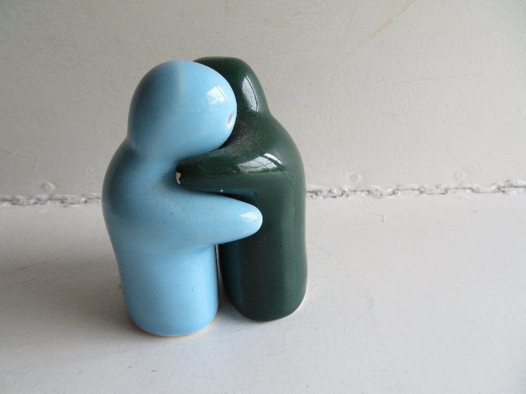 Knuffelende figuurtjes Peper en zoutstel. 2 paren, Ophalen of Verzenden, Steen/keramiek