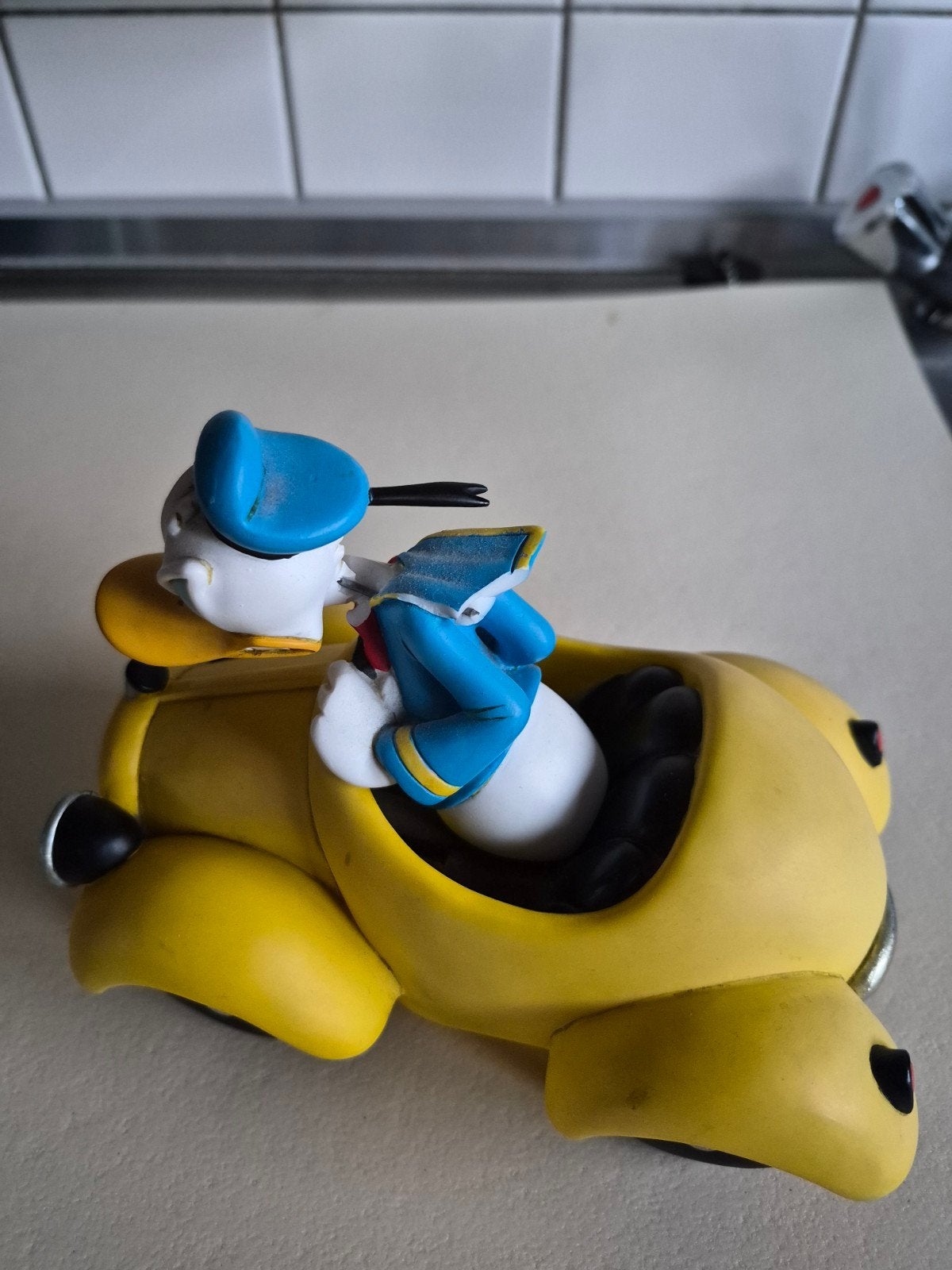 Donald Duck in auto beeldje - Disney verzamelobject, Verzamelen, Ophalen, Donald Duck, Gebruikt, Beeldje of Figuurtje