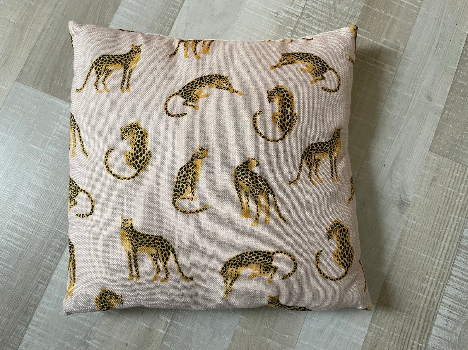 Sierkussen panterprint roze beige, Met print, Vierkant, Nieuw, Ophalen of Verzenden