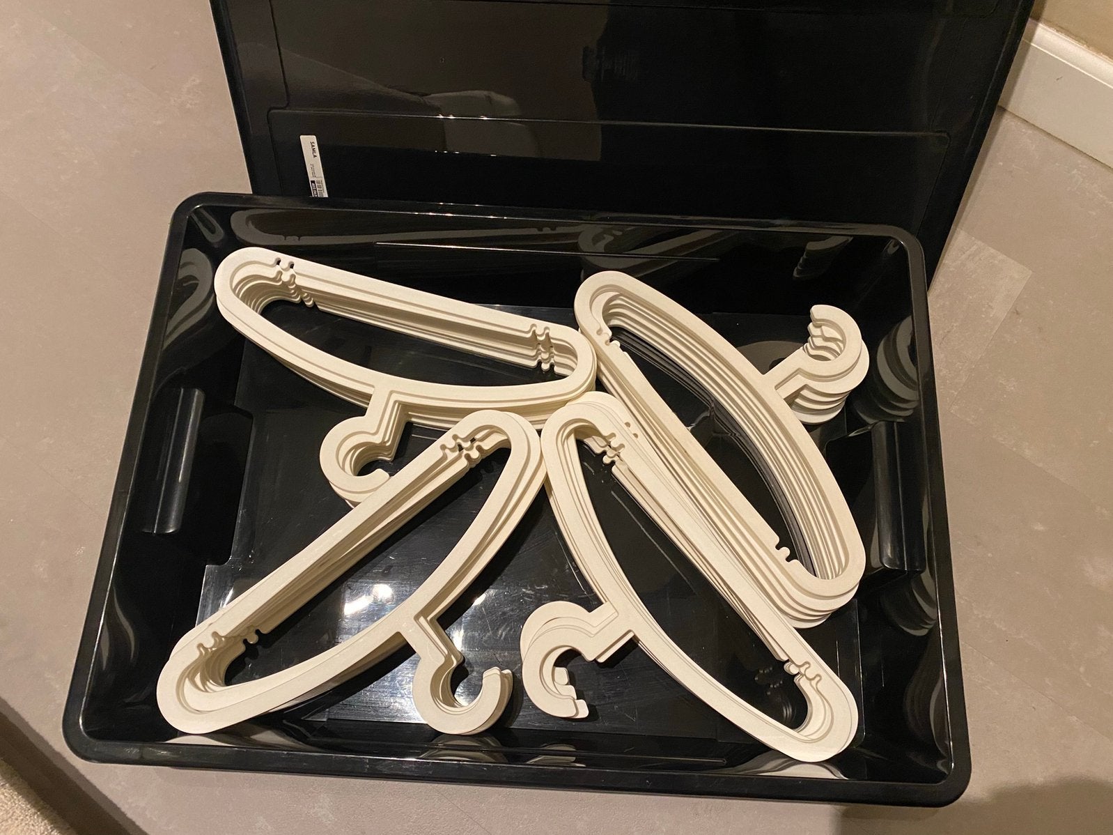 Kleerhangers met broeklat - 63 stuks - IKEA, Kleding | Dames, Kledinghangers, Ophalen, Zo goed als nieuw