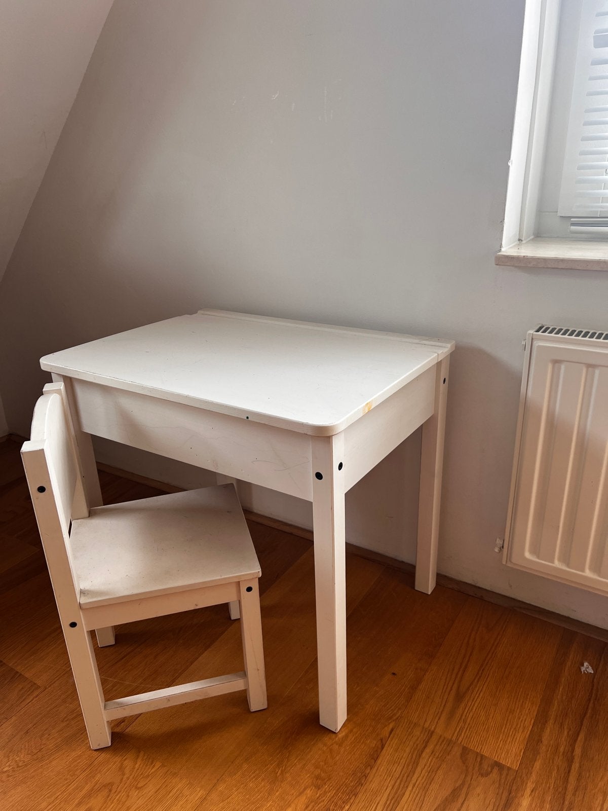 Kindertafeltje met klep en stoeltje - Wit houten set, Kinderen en Baby's, Kinderkamer | Tafels en Stoelen, Ophalen, Gebruikt, Tafel(s) en Stoel(en)