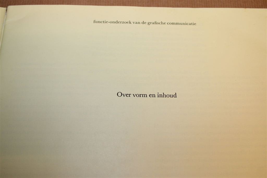 Over Vorm en Inhoud — Grafische Communicatie 1975, Boeken, Ophalen of Verzenden, Gelezen, Fotografen