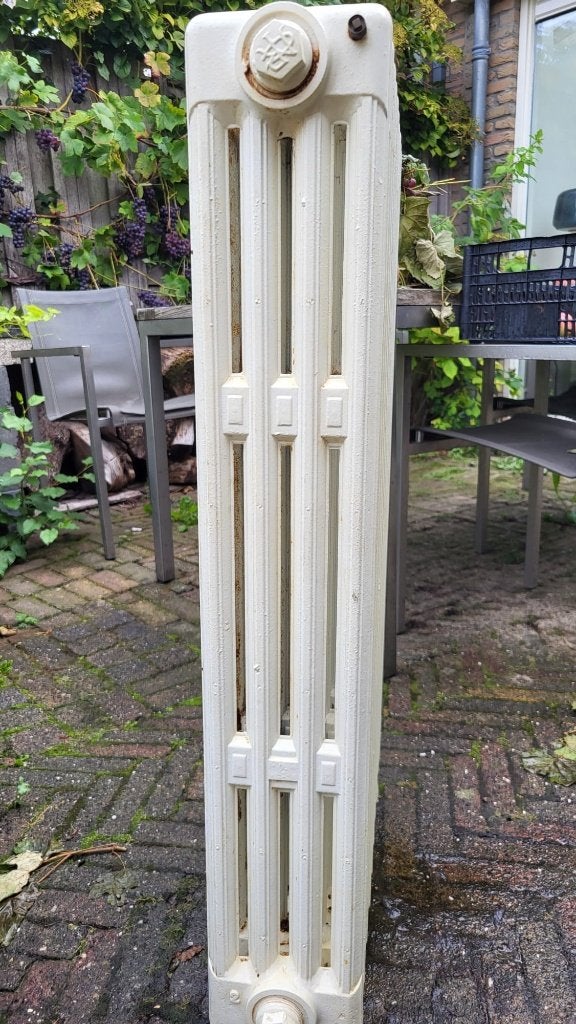 Klassieke gietijzeren radiator, Doe-het-zelf en Verbouw, Gebruikt, Radiator, Minder dan 60 cm, Ophalen of Verzenden