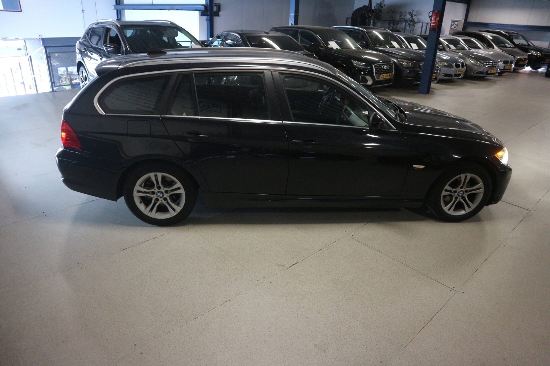 BMW 3-serie Touring 318i Business Line / NAP / * NIEUW MODEL, Auto's, Euro 5, Achterwielaandrijving, Zwart, Origineel Nederlands