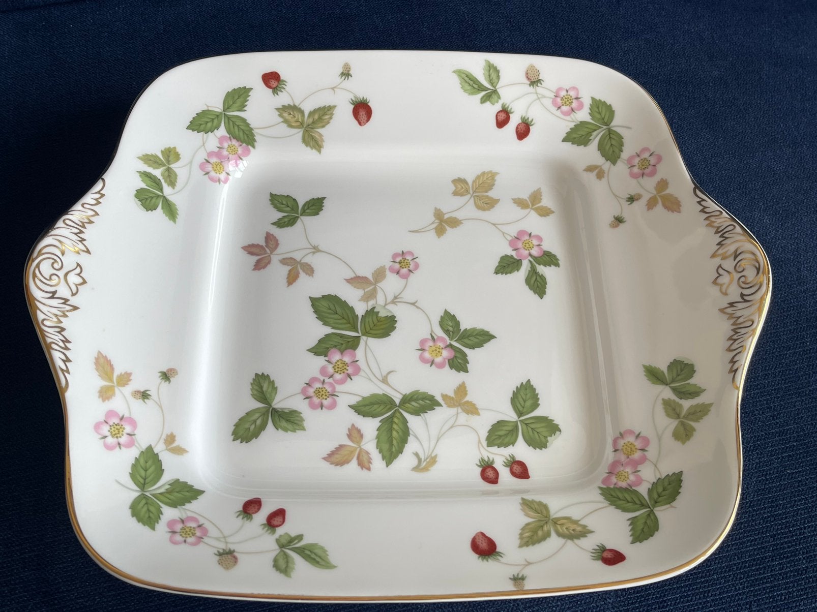 Wedgwood Wild strawberry Square Cake Plate, serveerschaal., Ophalen of Verzenden, Zo goed als nieuw, Porselein, Bord of Schaal