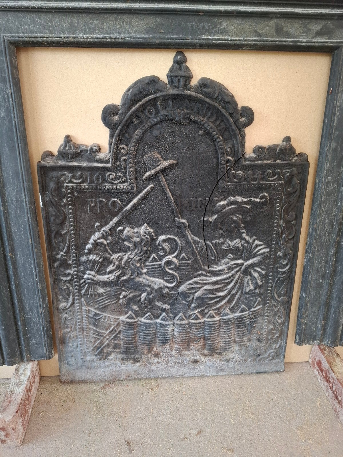 Antieke gietijzeren haardplaat, uit 1644, Huis en Inrichting, Ophalen, Gebruikt, Vrijstaande haard, Houthaard