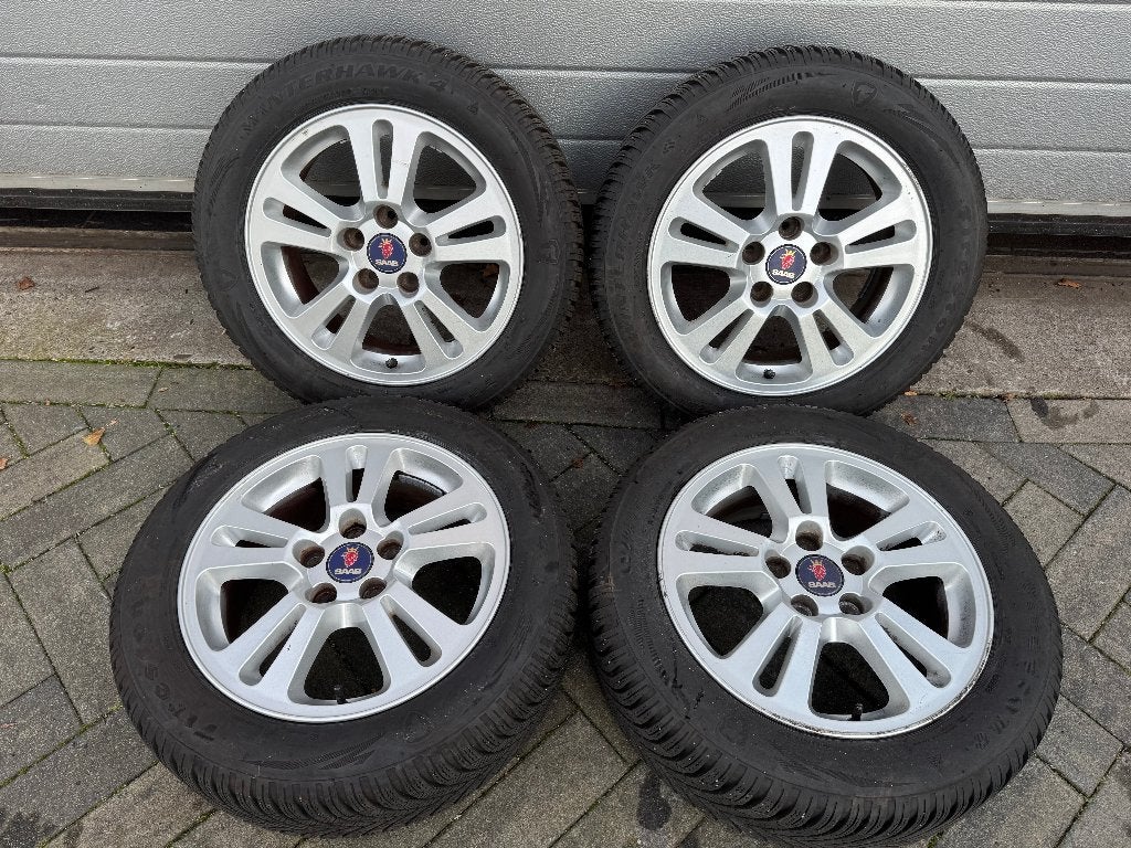 Set Saab 16 inch lichtmetalen velgen + Winterbanden 8.0 mm, Ophalen, Gebruikt, 16 inch, Banden en Velgen