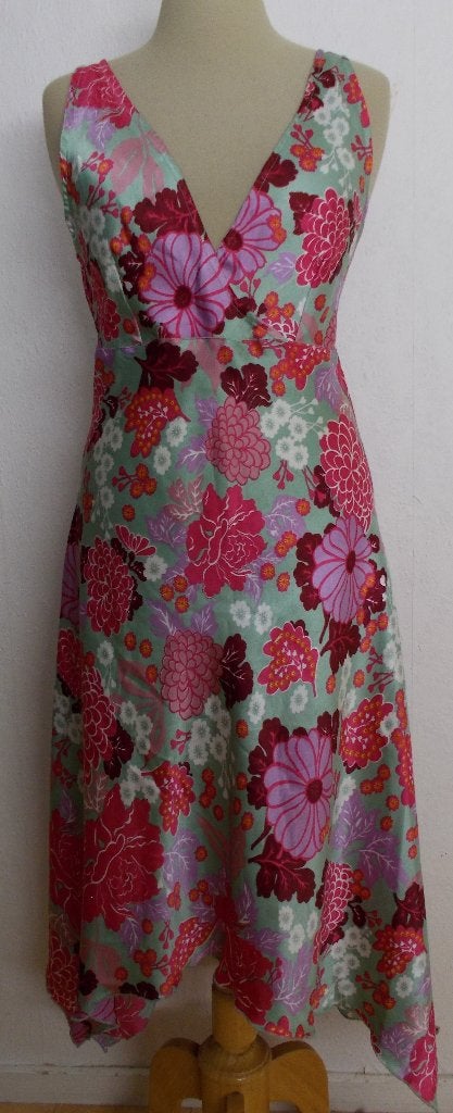 Mooie lange silk look bloemen print jurk van Uttam London! M, Maat 38/40 (M), Zo goed als nieuw, Onder de knie, Meerkleurig