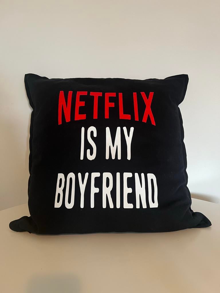 Netflix is my boyfriend kussen met filmtitels, Ophalen of Verzenden, Zo goed als nieuw, Zwart, Vierkant