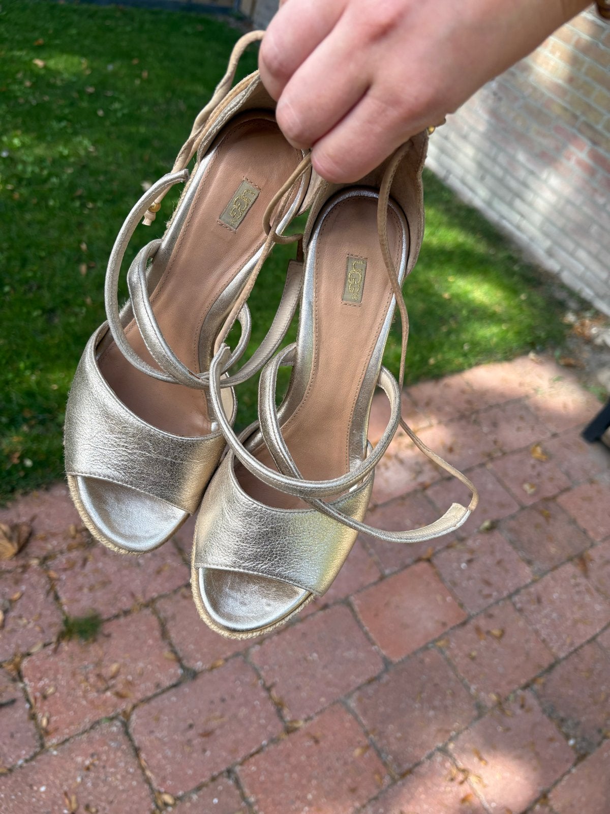Ugg Sandalen met sleehak - Goudkleurig, Kleding | Dames, Ophalen of Verzenden, Zo goed als nieuw, Overige kleuren, Sandalen of Muiltjes