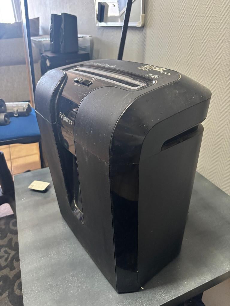 Fellowes papierversnipperaar 63Cb snippers P3, 10 vel, zwart, Ophalen, Zo goed als nieuw