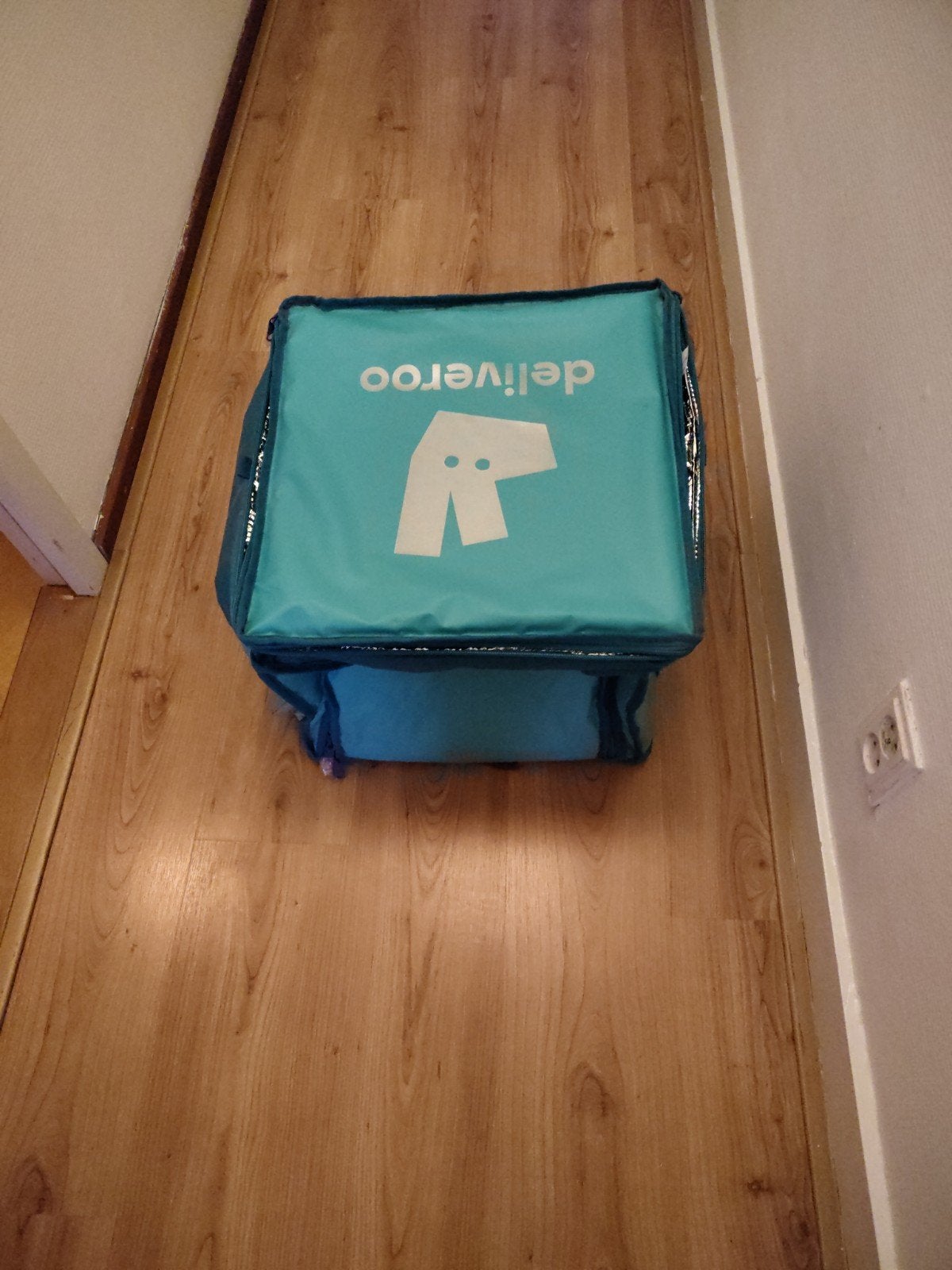 Deliveroo rugtas maaltijdbezorger en twee jasjes maat m, Ophalen, Overige merken