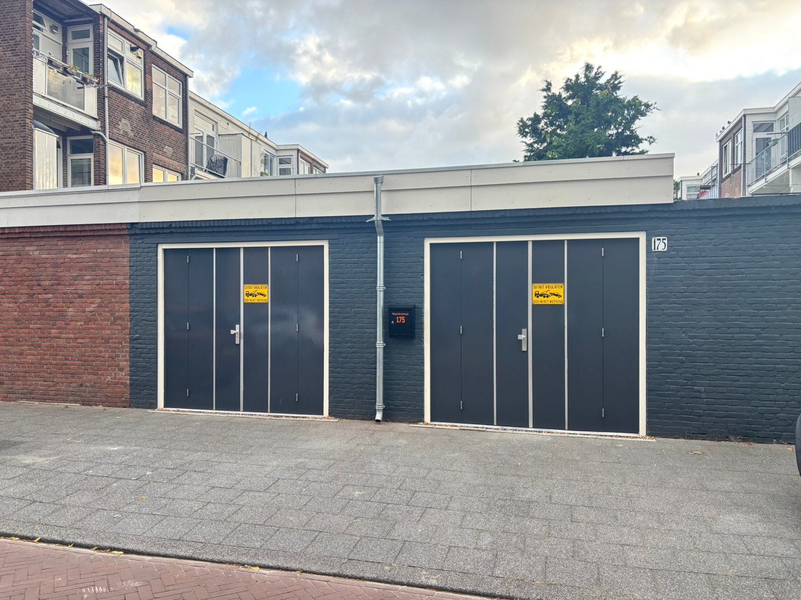 TE HUUR - garagebox (ca. 36m2) Naarderstraat Den Haag, Huizen en Kamers, Garages en Parkeerplaatsen, Den Haag