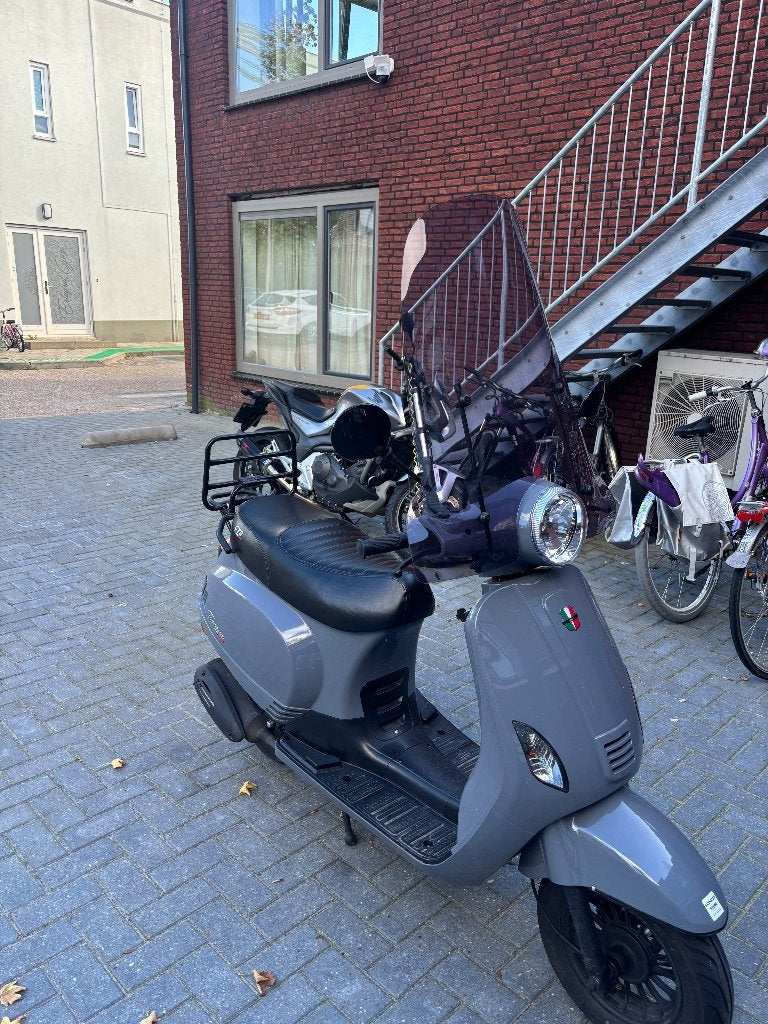GTS Toscana Pure Scooter 2026 Grijs, Fietsen en Brommers, Zo goed als nieuw, Benzine, Ophalen, Overige merken