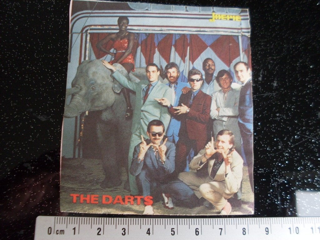 sticker The Darts Joepie, Verzamelen, Verzenden, Zo goed als nieuw, Film, Tv of Omroep