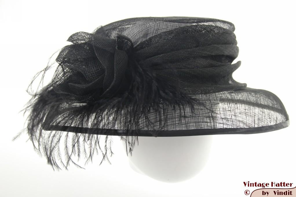 Dameshoed zwart sisal en struisvogel veren 58 nieuw, Ophalen of Verzenden, Nieuw, 58 cm (L, 7¼ inch) of meer, Hoed