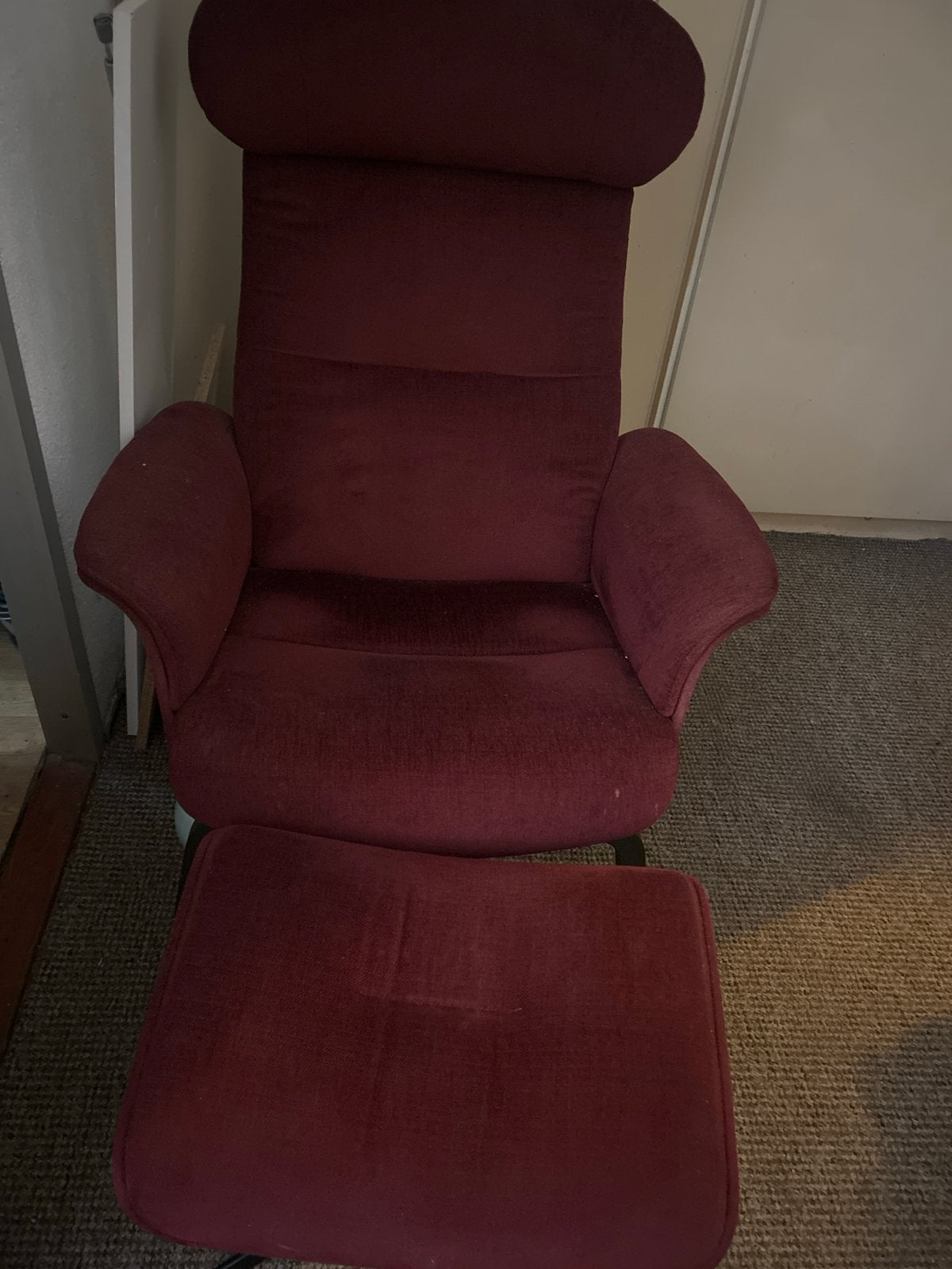 Comfortabele bordeauxrode loungefauteuil met voetenbank, Ophalen, Gebruikt, Stof, 75 tot 100 cm