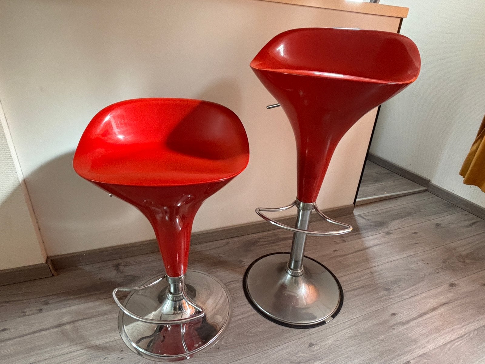 2 design barkrukken (Bombo-stijl) – Verstelbaar & Draaibaar, Huis en Inrichting, Barkrukken, Ophalen, Draaibaar, Gebruikt, 60 tot 90 cm
