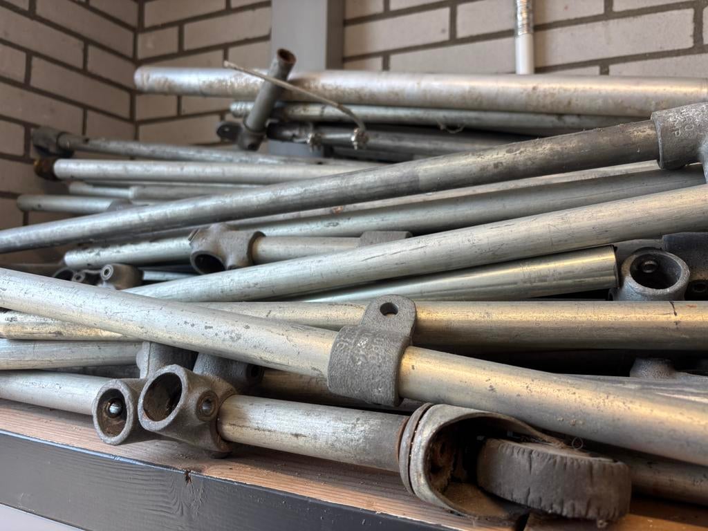 Steigerpijp 25mm en koppelstukken flinke hoeveelheid, Doe-het-zelf en Verbouw, Steigers, Ophalen of Verzenden, Gebruikt, Overige typen