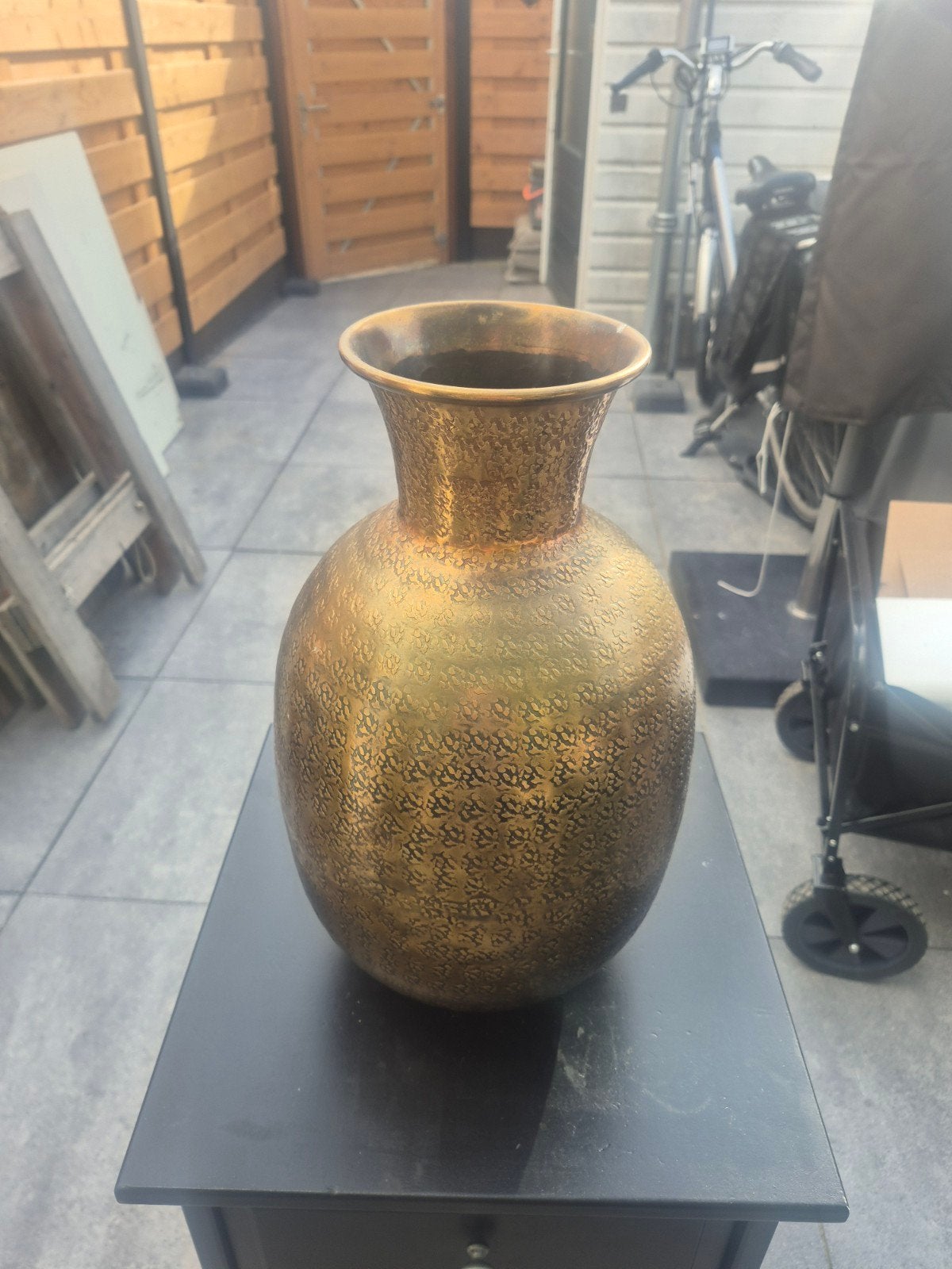Grote decoratieve vaas met gouden patroon, Huis en Inrichting, Woonaccessoires | Vazen, Ophalen