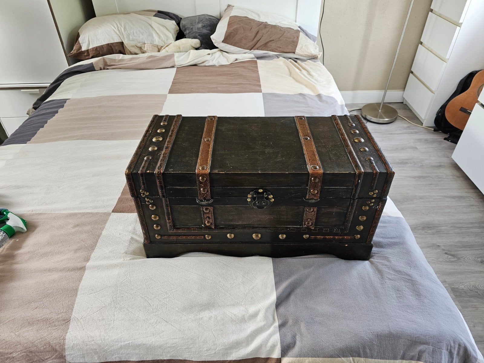Vintage Houten Kist met Metalen Details en Leren Banden, Minder dan 50 cm, Gebruikt, 50 tot 100 cm, Overige materialen
