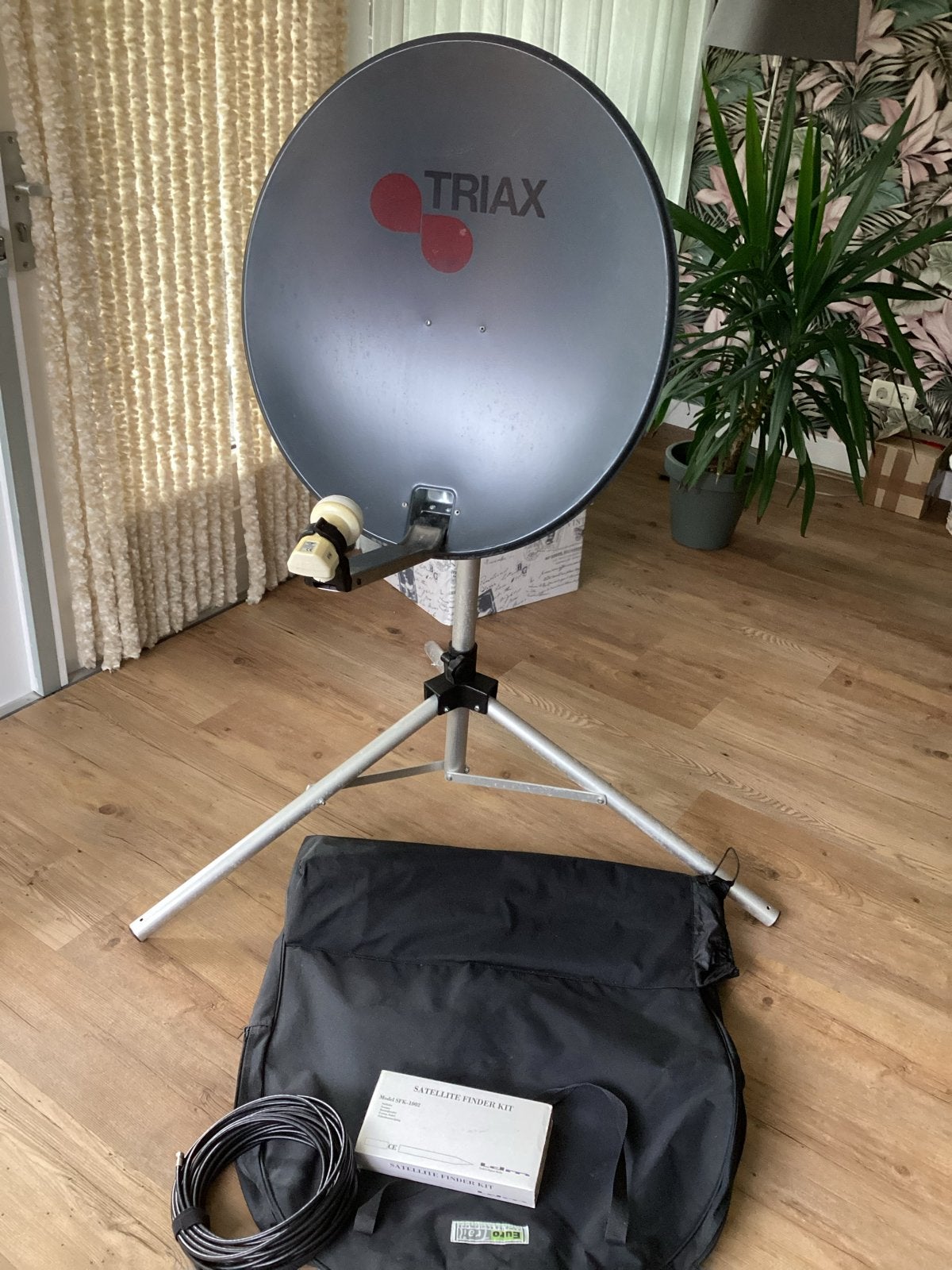 Triax Schotelantenne 64cm met Statief en Toebehoren, Audio, Tv en Foto, Schotelantennes, Ophalen, Gebruikt, (Schotel)antenne, Overige merken